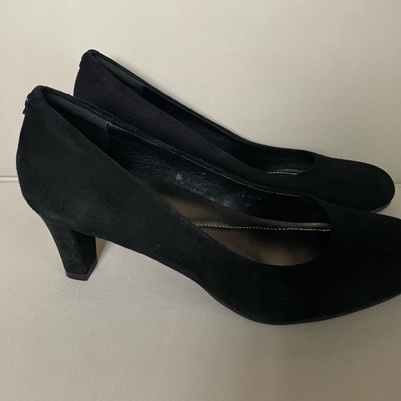 GENTLY USED Easy Spirit Black Suede Heels - Picture 3 of 10